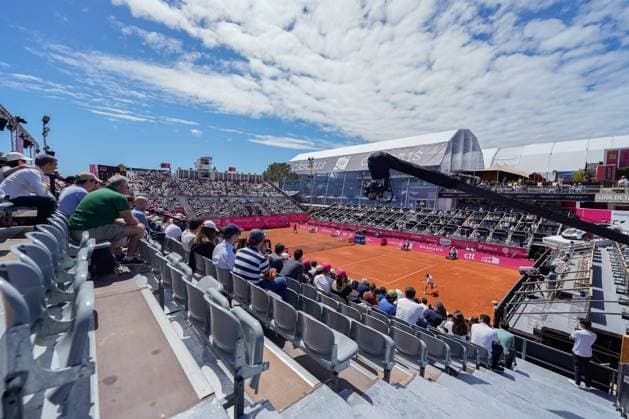 Gastao Elias Vs Nicolas Jarry in Estoril, Portugal - 01 May 2025 View of Clube de Tenis do Estoril stadium with fans watching during the round of 16 of Millennium Estoril Open Challenger 175 tennis tournament. Final score: Gastao Elias 1: 2 Nicolas Jarry. Estoril Portugal Copyright: xBrunoxdexCarvalhox xSOPAxImagesx 0815796392st