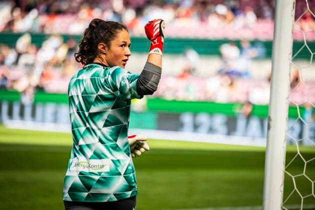 GER, DFB Pokalfinale, FC Bayern Muenchen vs Werder Bremen 01.05.2025, Rhein-Energie-Stadion, GER, DFB Pokalfinale, FC Bayern Muenchen vs Werder Bremen im Bild die Spielerinnen machen sich warm, Livia Peng (SV Werder Bremen 01),