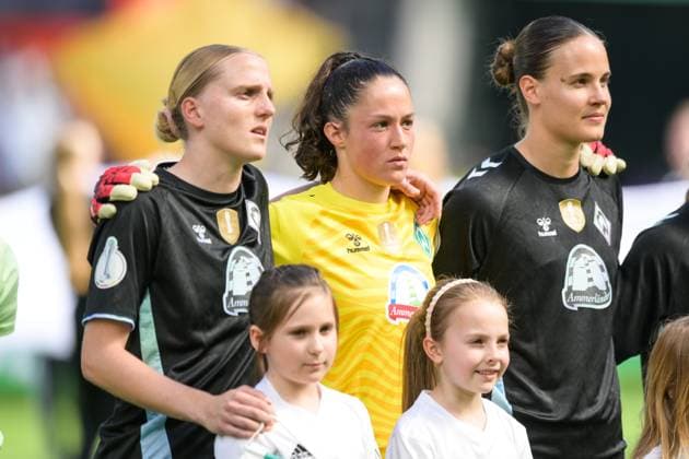 Fußball, DFB Pokal Frauen, 20250501, FC Bayern München - SV Werder Bremen. Im Bild v.l. Lina HAUSICKE (Bremen, 18), Torhüterin Livia PENG (Bremen, 1), Hanna NEMETH (Bremen, 23). Köln Rhein-Energie Stadion Nordrhein-Westfalen Deutschland Copyright: Passion2Press MarkusxFischerx