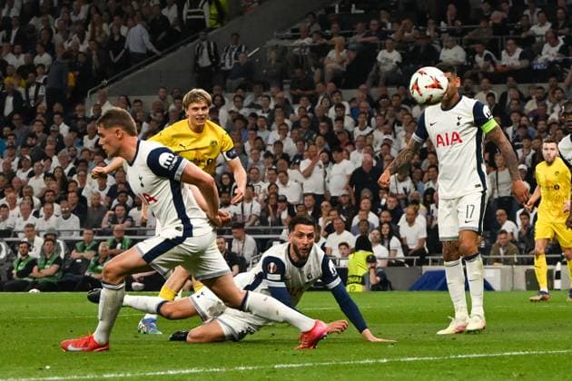 Tottenham Hotspur v Bodo Glimt Europa League 01 05 2025. Semi-Final leg 1 of 2 **GOAL** Bodo Glimt midfielder Ulrik Saltnes (14) shoots at goal and GOAL scores 3-1 during the Europa League semi final first leg match between Tottenham Hotspur and Bodo Glimt at Tottenham Hotspur Stadium, London, United Kingdom on 1 May 2025. London Tottenham Hotspur Stadium London United Kingdom Editorial use only , Copyright: xSimonxTraylenx PSI-21977-0050