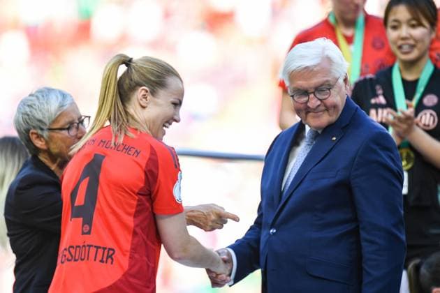Fußball I Frauen I Saison 2024-2025 I DFB-Pokal I Finale I FC Bayern München - SV Werder Bremen I 01.05.2025 Glodis Viggosdottir (4, FC Bayern München) (Mitte) lacht mit Bundespräsident Frank-WalterSteinmeier, Sabine Mammitzsch (links, DFB Vizepräsidentin für Frauen-und Mädchenfußball) zeigt auf etwas. Köln RheinEnergieStadion Nordrhein-Westfalen Deutschland Copyright: xLobeca InesxHähnelx