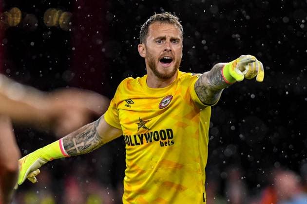 Nottingham Forest v Brentford, English Premier League, The City Ground, Nottingham, UK - 1 MAY 2025 Brentford s Goalkeeper Mark Flekken shouts instructions to his team mates Nottingham The City Ground Nottingham GBR, UK NEWSPAPERS OUT Copyright: xRichardxBowcottx