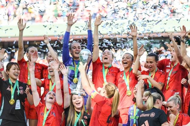 Fußball I Frauen I Saison 2024-2025 I DFB-Pokal I Finale I FC Bayern München - SV Werder Bremen I 01.05.2025 Die Frauen des FC Bayern München jubeln mit dem Pokal im Konfettiregen. Köln RheinEnergieStadion Nordrhein-Westfalen Deutschland Copyright: xLobeca InesxHähnelx