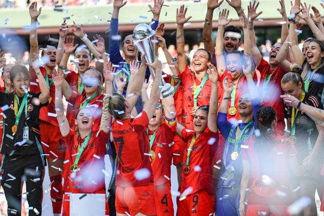 Sport Bilder des Tages Fußball I Frauen I Saison 2024-2025 I DFB-Pokal I Finale I FC Bayern München - SV Werder Bremen I 01.05.2025 Giulia Gwinn (7, FC Bayern München) streckt im Konfettiregen den Pokal nach oben und jubelt mit der Mannschaft. Köln RheinEnergieStadion Nordrhein-Westfalen Deutschland Copyright: xLobeca InesxHähnelx