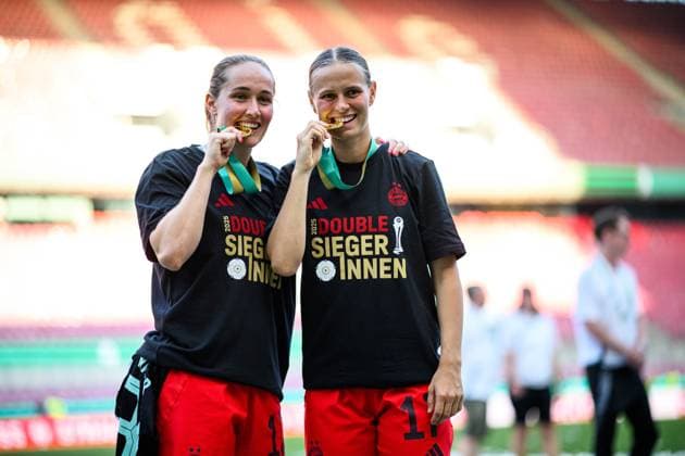 Sport Themen der Woche KW18 Sport Bilder des Tages COLOGNE, GERMANY - 1 MAY, 2025: Sydney Lohmann, Klara Buhl - The DFB-Pokal Frauen (Germany Women Cup) match FC Bayern Munich vs SV Werder Bremen at Rhein Energie Stadion.  Copyright: xx