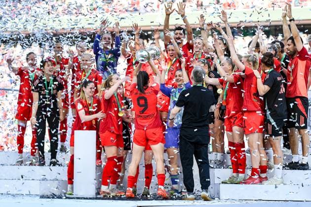 Fußball I Frauen I Saison 2024-2025 I DFB-Pokal I Finale I FC Bayern München - SV Werder Bremen I 01.05.2025 Jovana Damnjanovic (9, FC Bayern München) streckt den Pokal hoch und jubelt mit der Mannschaft über den Pokalsieg. Köln RheinEnergieStadion Nordrhein-Westfalen Deutschland Copyright: xLobeca InesxHähnelx
