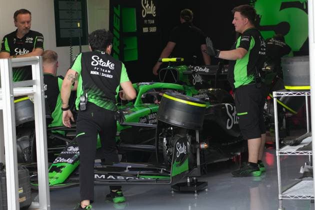 Formula 1 Crypto.com Miami Grand Prix 2025 01.05.2025, Miami International Autodrome, Miami, Formula 1 Crypto.com Miami Grand Prix 2025 ,im Bild Mechaniker arbeiten am Auto von Gabriel Bortoleto (BRA), Stake F1 Team Kick Sauber