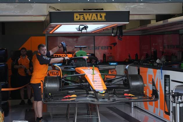Formula 1 Crypto.com Miami Grand Prix 2025 01.05.2025, Miami International Autodrome, Miami, Formula 1 Crypto.com Miami Grand Prix 2025 ,im Bild Mechaniker arbeiten am Auto von Oscar Piastri (AUS), McLaren F1 Team