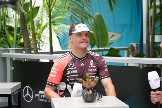 Formula 1 Crypto.com Miami Grand Prix 2025 01.05.2025, Miami International Autodrome, Miami, Formula 1 Crypto.com Miami Grand Prix 2025 ,im Bild Testfahrer Valtteri Bottas (FIN), Mercedes-AMG Petronas Formula One Team im Gespräch mit Christian Klien von Servus TV.