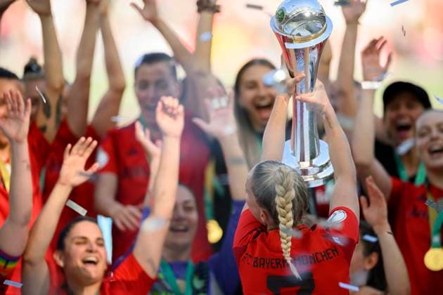 Siegerehrung, Jubel Team M mit dem Pokal, den Giulia GWINN (M) haelt. DFB Pokal Finale der Frauen 2025, FC Bayern Muenchen (M) - SV Werder Bremen (HB) 4:2, am 01.05.2025 in Koeln Deutschland. DFB regulations prohibit any use of photographs as image sequences and or quasi-video Â