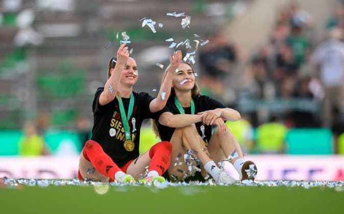 Sport Bilder des Tages Jubel Sarah ZADRAZIL l. (M) nach dem Spiel, wirft Konfetti, DFB Pokal Finale der Frauen 2025, FC Bayern Muenchen (M) - SV Werder Bremen (HB) 4:2, am 01.05.2025 in Koeln Deutschland. DFB regulations prohibit any use of photographs as image sequences and or quasi-video Â