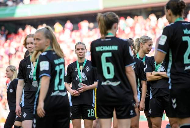 enttaeuschte Spielerinnen von HB nach der Siegerehrung, Juliane Wirtz (HB) DFB Pokal Finale der Frauen 2025, FC Bayern Muenchen (M) - SV Werder Bremen (HB) 4:2, am 01.05.2025 in Koeln Deutschland. DFB regulations prohibit any use of photographs as image sequences and or quasi-video Â
