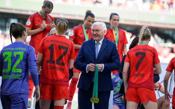 Siegerehrung, Bundespraesident Frank-Walter Steinmeier (GER) verteilt die Medaillen, v.l. Torwart Torhueterin Ena MAHMUTOVIC (M), Sydney LOHMANN (M), Bundespraesident Frank-Walter Steinmeier (GER), Giulia GWINN (M) DFB Pokal Finale der Frauen 2025, FC Bayern Muenchen (M) - SV Werder Bremen (HB) 4:2, am 01.05.2025 in Koeln Deutschland. DFB regulations prohibit any use of photographs as image sequences and or quasi-video Â
