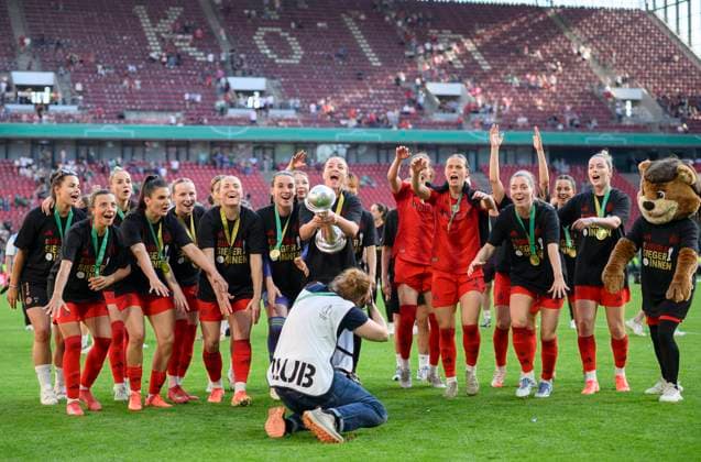 Jubel Team M mit dem Pokal (den Glodis Perla VIGGOSDOTTIR (M) haelt) vor den Fans, Mannschaft, DFB Pokal Finale der Frauen 2025, FC Bayern Muenchen (M) - SV Werder Bremen (HB) 4:2, am 01.05.2025 in Koeln Deutschland. DFB regulations prohibit any use of photographs as image sequences and or quasi-video Â
