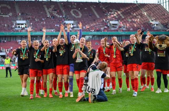 Jubel Team M mit dem Pokal (den Glodis Perla VIGGOSDOTTIR (M) haelt) vor den Fans, Mannschaft, DFB Pokal Finale der Frauen 2025, FC Bayern Muenchen (M) - SV Werder Bremen (HB) 4:2, am 01.05.2025 in Koeln Deutschland. DFB regulations prohibit any use of photographs as image sequences and or quasi-video Â