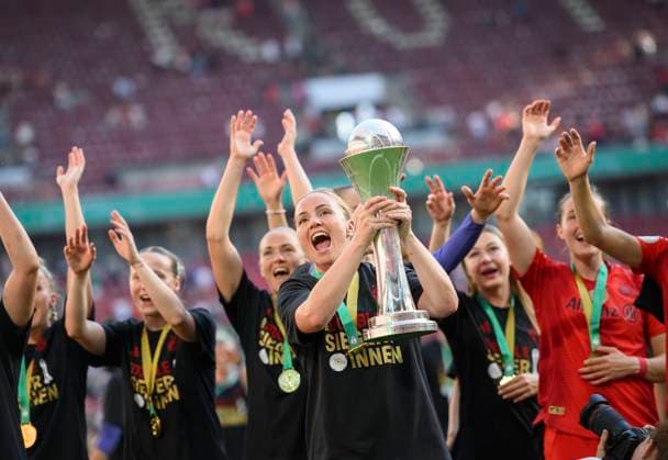 Jubel Team M mit dem Pokal (den Glodis Perla VIGGOSDOTTIR (M) haelt) vor den Fans, DFB Pokal Finale der Frauen 2025, FC Bayern Muenchen (M) - SV Werder Bremen (HB) 4:2, am 01.05.2025 in Koeln Deutschland. DFB regulations prohibit any use of photographs as image sequences and or quasi-video Â