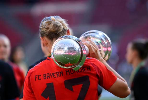 Feature, Klara BUEHL (Bühl) (M) traegt den Pokal auf der Schulter DFB Pokal Finale der Frauen 2025, FC Bayern Muenchen (M) - SV Werder Bremen (HB) 4:2, am 01.05.2025 in Koeln Deutschland. DFB regulations prohibit any use of photographs as image sequences and or quasi-video Â