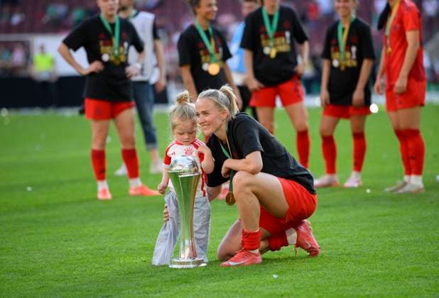 Lea SCHUELLER (Schüller) (M) mit dem Pokal und Kind, DFB Pokal Finale der Frauen 2025, FC Bayern Muenchen (M) - SV Werder Bremen (HB) 4:2, am 01.05.2025 in Koeln Deutschland. DFB regulations prohibit any use of photographs as image sequences and or quasi-video Â
