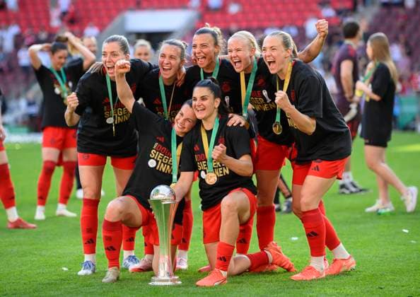 Jubel Team M mit dem Pokal, u.a. Glodis Perla VIGGOSDOTTIR (M), Pernille HARDER (M), Magdalena ERIKSSON (M), Sarah ZADRAZIL (M), Arianna CARUSO (M), DFB Pokal Finale der Frauen 2025, FC Bayern Muenchen (M) - SV Werder Bremen (HB) 4:2, am 01.05.2025 in Koeln Deutschland. DFB regulations prohibit any use of photographs as image sequences and or quasi-video Â