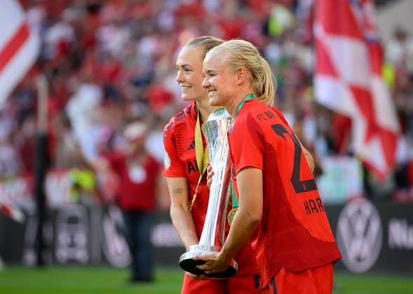 v.l. Magdalena ERIKSSON (M), Pernille HARDER (M) mit dem Pokal DFB Pokal Finale der Frauen 2025, FC Bayern Muenchen (M) - SV Werder Bremen (HB) 4:2, am 01.05.2025 in Koeln Deutschland. DFB regulations prohibit any use of photographs as image sequences and or quasi-video Â