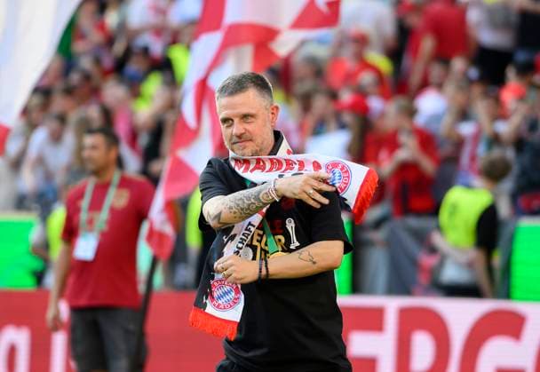 Trainer Alexander STRAUS (M) mit Fanschal, DFB Pokal Finale der Frauen 2025, FC Bayern Muenchen (M) - SV Werder Bremen (HB) 4:2, am 01.05.2025 in Koeln Deutschland. DFB regulations prohibit any use of photographs as image sequences and or quasi-video Â