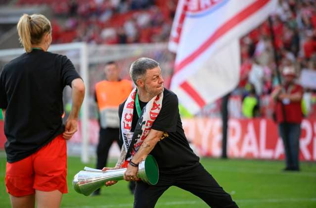 Jubel Trainer Alexander STRAUS (M) mit dem Pokal, l. Lea SCHUELLER (Schüller) (M) DFB Pokal Finale der Frauen 2025, FC Bayern Muenchen (M) - SV Werder Bremen (HB) 4:2, am 01.05.2025 in Koeln Deutschland. DFB regulations prohibit any use of photographs as image sequences and or quasi-video Â