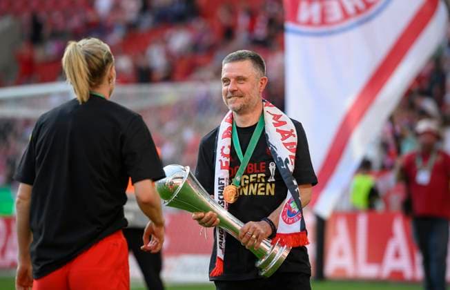 Trainer Alexander STRAUS (M) mit dem Pokal, l. Lea SCHUELLER (Schüller) (M) DFB Pokal Finale der Frauen 2025, FC Bayern Muenchen (M) - SV Werder Bremen (HB) 4:2, am 01.05.2025 in Koeln Deutschland. DFB regulations prohibit any use of photographs as image sequences and or quasi-video Â