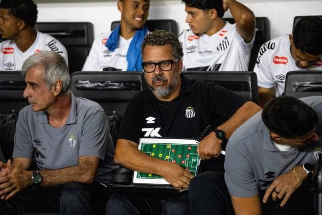 Santos x CRB SANTOS, SP - 01.05.2025: SANTOS X CRB - Coach Cléber Xavier during the match between Santos and CRB, valid for the third phase of the Copa do Brasil and held on Thursday night (01), at the Urbano Caldeira Stadium, Vila Belmiro, in Santos, SP. (Photo: Rodilei Morais Fotoarena) x2730219x  RodileixMorais
