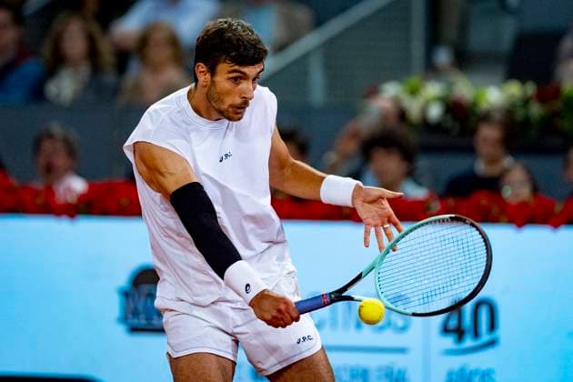 Mutua Madrid Open 2025 Lorenzo Musetti of Italy plays a backhand against Gabriel Diallo of Canada during the Men s Singles Quarter-Final match at the Mutua Madrid Open 2025 tournament celebrated at La Caja Magica on May 01, 2025 in Madrid, Spain. Madrid La Caja Magica Madrid Spain Copyright: xAlbertoxGardinx AGardin_20250501_Mutua_Madrid_Open_0861