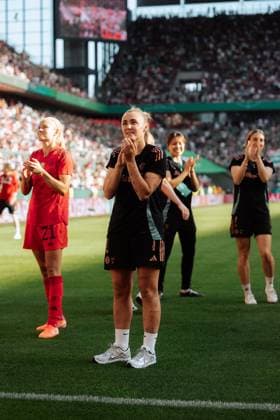 Cologne, Germany, May 1st 2025 Georgia Stanway (31 Bayern Munich) clapping and victory celebration in front of fans during the DFB-Pokal final match between FC Bayern Munich and SV Werder Bremen at RheinEnergieStadion, in Cologne, Germany. (Gabor Baumgarten SPP) Copyright: xGaborxBaumgartenx xSPPx spp-en-GaBaSp-2025-05-01_DFB Pokal Final_ FC Bayern Munich - SV Werder Bremen_01_6440