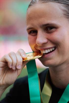 Cologne, Germany, May 1st 2025 Klara Buehl (17 Bayern Munich, r.) bites into her golden medal during the DFB-Pokal final match between FC Bayern Munich and SV Werder Bremen at RheinEnergieStadion, in Cologne, Germany. (Gabor Baumgarten SPP)  Copyright: xGaborxBaumgartenx xSPPx spp-en-GaBaSp-2025-05-01_DFB Pokal Final_ FC Bayern Munich - SV Werder Bremen_01_6491