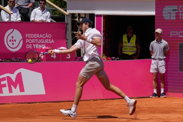 Millennium Estoril Open Challenger Nicolas Jarry (C) returns a ball to Gastao Elias during the first round of Millennium Estoril Open Challenger 175 tennis tournament at the Clube de Tenis do Estoril. (Foto: Bruno de Carvalho Brazil Photo Press) Estoril Clube de Tenis do Estoril Lisboa Portugal Copyright: xBrunoxdexCarvalhox