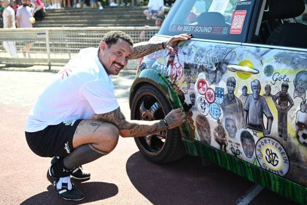01.05.2025, xsvx, Fussball Tag der Legenden, Wiesbaden v.l. Das Kloppocar. Ein Mini Cooper der ehemals im Besitz von Jürgen Klopp war und nun mit unzähligen Unterschriften versehen ist. Jermaine Jones (DFL DFB REGULATIONS PROHIBIT ANY USE OF PHOTOGRAPHS as IMAGE SEQUENCES and or QUASI-VIDEO) Wiesbaden