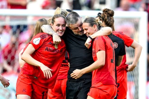 Sydney Lohmann (FC Bayern München 12) Alexander Straus (FC Bayern München, Trainer) und Klara Bühl (FC Bayern München 17) freuen sich über den Sieg, GER, 45. DFB-Pokal Finale der Frauen, FC Bayern Muenchen vs. SV Werder Bremen, 01.05.2025. DFB REGULATIONS PROHIBIT ANY USE OF PHOTOGRAPHS as IMAGE SEQUENCES and or QUASI-VIDEO. GER, 45. DFB-Pokal Finale der Frauen, FC Bayern Muenchen vs. SV Werder Bremen, 01.05.2025. Köln Copyright: xEibner-Pressefoto FlorianxWiegandx EP_FWD