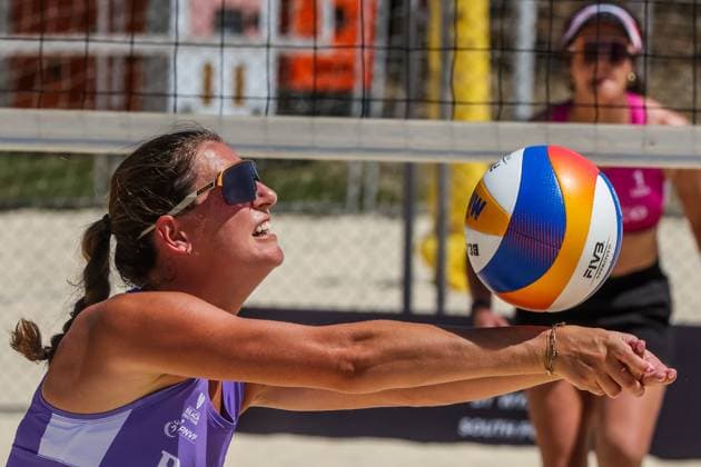 (250502) -- LAGUNA PROVINCE, May 2, 2025 -- Danieke Prins (front) of the Netherlands competes during the women s pool A match between Melissa Powell Lindsey Calvin of the United States and Danieke Prins Annemieke Driessen of the Netherlands at the Volleyball World Beach Pro Tour Futures in Laguna Province, the Philippines, May 2, 2025. ) (SP)PHILIPPINES-LAGUNA PROVINCE Beach volleyball, Beachvolleyball WORLD BEACH PRO TOUR FUTURES ROUELLExUMALI 