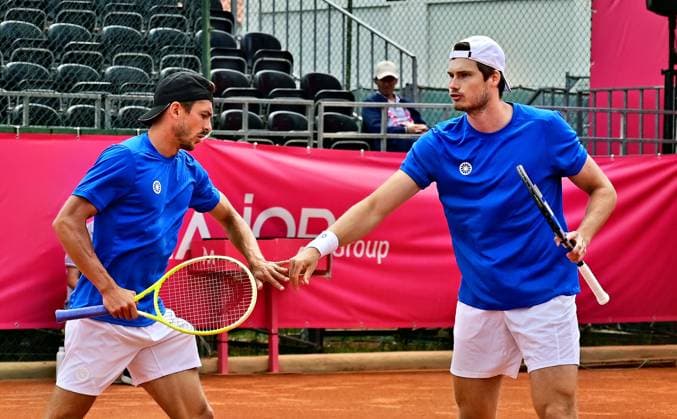 Das deutsche Doppel Jakob Schnaitter Mark Wallner steht im Halbfinale der Estoril Open Estoril Open, ATP, Tennis Herren 175 Challenge Tour, 02-05-2025, Vierteöfinale: Das deutsche Doppel Jakob SCHNAITTER Mark WALLNER erreicht bei den Estoril Open in Portugal das Halbfinale des Sandplatzturniers durch einen Sieg über Denis Jewsejew Beibit Zhukajev (Kasachstan). Wallner trägt im Bild die weiße, Schnaitter die schwarze Kappe. Estoril Estoril Tenis Club Lisbon Portugal