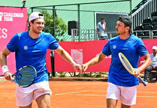 Das deutsche Doppel Jakob Schnaitter Mark Wallner steht im Halbfinale der Estoril Open Estoril Open, ATP, Tennis Herren 175 Challenge Tour, 02-05-2025, Vierteöfinale: Das deutsche Doppel Jakob SCHNAITTER Mark WALLNER erreicht bei den Estoril Open in Portugal das Halbfinale des Sandplatzturniers durch einen Sieg über Denis Jewsejew Beibit Zhukajev (Kasachstan). Wallner trägt im Bild die weiße, Schnaitter die schwarze Kappe. Estoril Estoril Tenis Club Lisbon Portugal