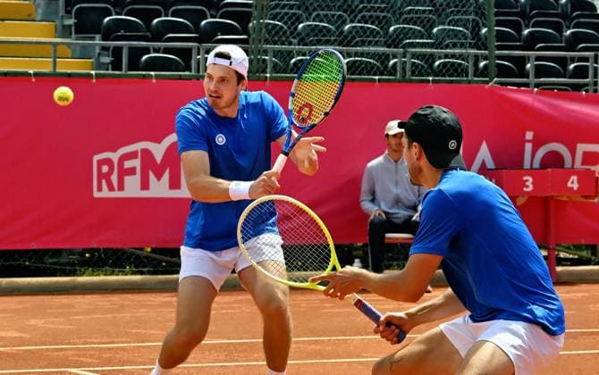Das deutsche Doppel Jakob Schnaitter Mark Wallner steht im Halbfinale der Estoril Open Estoril Open, ATP, Tennis Herren 175 Challenge Tour, 02-05-2025, Vierteöfinale: Das deutsche Doppel Jakob SCHNAITTER Mark WALLNER erreicht bei den Estoril Open in Portugal das Halbfinale des Sandplatzturniers durch einen Sieg über Denis Jewsejew Beibit Zhukajev (Kasachstan). Wallner trägt im Bild die weiße, Schnaitter die schwarze Kappe. Estoril Estoril Tenis Club Lisbon Portugal