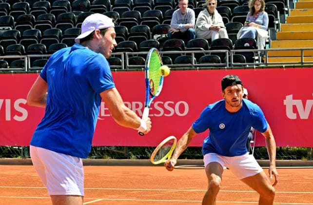 Das deutsche Doppel Jakob Schnaitter Mark Wallner steht im Halbfinale der Estoril Open Estoril Open, ATP, Tennis Herren 175 Challenge Tour, 02-05-2025, Vierteöfinale: Das deutsche Doppel Jakob SCHNAITTER Mark WALLNER erreicht bei den Estoril Open in Portugal das Halbfinale des Sandplatzturniers durch einen Sieg über Denis Jewsejew Beibit Zhukajev (Kasachstan). Wallner trägt im Bild die weiße, Schnaitter die schwarze Kappe. Estoril Estoril Tenis Club Lisbon Portugal