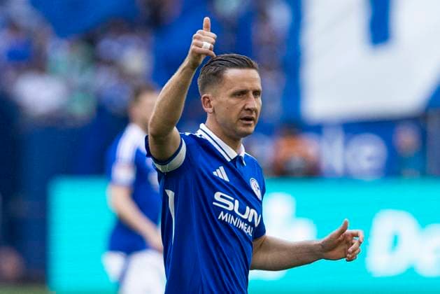2. Fussball Bundesliga, FC Schalke 04 - SC Paderborn; 02.05.2025 Paul Seguin (FC Schalke 04, 7) zeigt mit dem Daumen nach oben. 2. Fußball Bundesliga, FC Schalke 04 - SC Paderborn, 32. Spieltag, am 02.05.2025, Veltins-Arena, Gelsenkirchen. DFL regulations prohibit any use of photographs as image sequences and or quasi-video Copyright: xBEAUTIFULxSPORTS Meuselx
