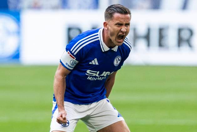 2. Fussball Bundesliga, FC Schalke 04 - SC Paderborn; 02.05.2025 Paul Seguin (FC Schalke 04, 7) brüllt. 2. Fußball Bundesliga, FC Schalke 04 - SC Paderborn, 32. Spieltag, am 02.05.2025, Veltins-Arena, Gelsenkirchen. DFL regulations prohibit any use of photographs as image sequences and or quasi-video Copyright: xBEAUTIFULxSPORTS Meuselx