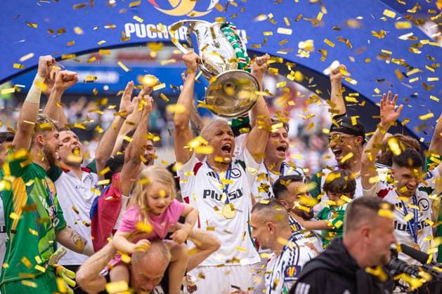 Bilder des Jahres 2025, Sport 05 Mai Sport Themen der Woche KW18 Sport Bilder des Tages WARSZAWA 02.05.2025 FINALOWY MECZ PUCHAR POLSKI SEZON 2024 25 --- FINAL OF POLISH CUP FOOTBALL MATCH IN WARSAW: POGON SZCZECIN - LEGIA WARSZAWA NZ STEVE KAPUADI RADOSC PO ZDOBYCIU PUCHARU POLSKI FOT. ERNEST KOLODZIEJ 400mm.pl NEWSPIX.PL --- newspix.pl 