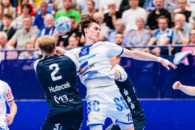 Sport Themen der Woche KW18 Sport Bilder des Tages v.l. Lukas Hutecek (TBV Lemgo Lippe, 02), Miro Schluroff (VfL Gummersbach, 15) GER, TBV Lemgo Lippe vs. VfL Gummersbach, Handball, 1. Bundesliga, 28. Spieltag, Spielzeit 2024 2025, 02.05.2025 GER, TBV Lemgo Lippe vs. VfL Gummersbach, Handball, 1. Bundesliga, 28. Spieltag, Spielzeit 2024 2025, 02.05.2025 Lemgo *** v l Lukas Hutecek TBV Lemgo Lippe, 02 , Miro Schluroff VfL Gummersbach, 15 GER, TBV Lemgo Lippe vs VfL Gummersbach, Handball, 1 Bundesliga, 28 Matchday, Season 2024 2025, 02 05 2025 GER, TBV Lemgo Lippe vs VfL Gummersbach, Handball, 1 Bundesliga, 28 Matchday, Season 2024 2025, 02 05 2025 Lemgo Copyright: xEibner-Pressefoto JanxRollingerx EP_JSK