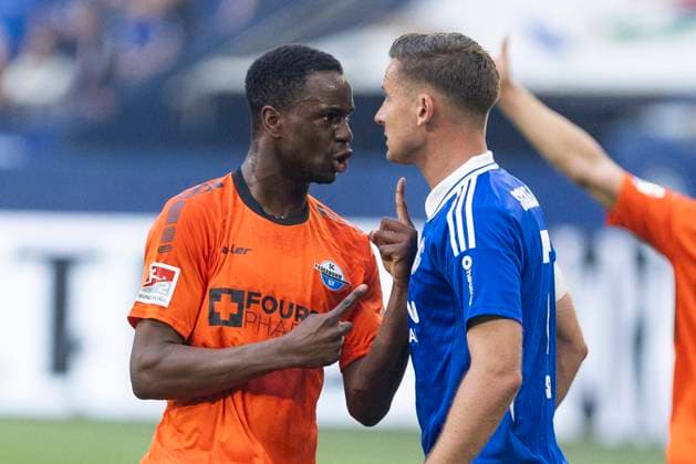 2. Fussball Bundesliga, FC Schalke 04 - SC Paderborn; 02.05.2025 Ilyas Ansah (SC Paderborn, 29) im Austausch mit Paul Seguin (FC Schalke 04, 7). 2. Fußball Bundesliga, FC Schalke 04 - SC Paderborn, 32. Spieltag, am 02.05.2025, Veltins-Arena, Gelsenkirchen. DFL regulations prohibit any use of photographs as image sequences and or quasi-video Copyright: xBEAUTIFULxSPORTS Meuselx