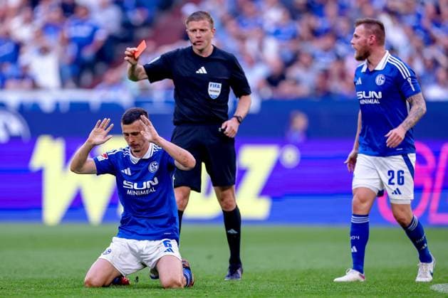 Sport Themen der Woche KW18 Sport Bilder des Tages 02.05.2025, Fußball, FC Schalke 04 - SC Paderborn 07, 2.. Fußball Bundesliga, 32. Spieltag, Veltins-Arena Gelsenkirchen, Saison 2024 2025: Sven Michel (SC Paderborn 11) wird im Zweikampf gegen Ron Schallenberg (Schalke04 6) zu Boden Gerissen - Der Schiesrich Robert Schröder entscheidet auf Rote Karte - Annouliert diese nach VAR Überprüfung DFB regulations prohibit any use of photographs as image sequences and or quasi-video. Nordrhein-Westfalen Deutschland *** 02 05 2025, Football, FC Schalke 04 SC Paderborn 07, 2 Fußball Bundesliga, 32 Matchday, Veltins Arena Gelsenkirchen, Saison 2024 2025 Sven Michel SC Paderborn 11 is pulled to the ground in a duel against Ron Schallenberg Schalke04 6 The referee Robert Schröder decides on a red card Annouliert diese nach VAR Überprüfung DFB regulations prohibit any use of photographs as image sequences and or quasi video Nordrhein Westfalen Germany