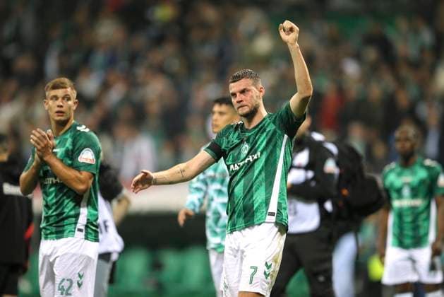 Foto : Marvin Duksch (Werder) grüsst die Fans auf seiner Ehrenrunde , links hinten Keke TOPP (Werder) Fussball 1. Bundesliga am Sa. 26.10.2024 Werder Bremen - Bayer 04 Leverkusen 2 - 2