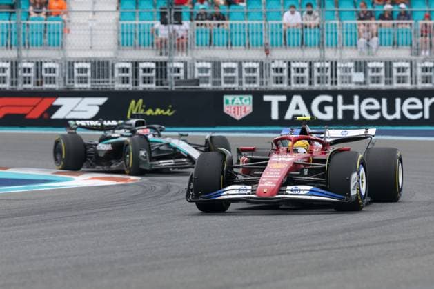 l-r: George Russell (Mercedes-AMG Petronas), Lewis Hamilton (Scuderia Ferrari HP), Grosser Preis von Miami, Motorsport, Herren, Formel 1, Freies Training, 02.05.2025 Miami Florida USA
