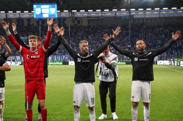 02.05.2025, xgox, Fussball 2. Bundesliga, 1. FC Magdeburg - Preußen Münster emspor, v.l. Johannes Schenk (Münster, 1), Marc Lorenz (Münster, 18), Rico Preissinger (Preißinger, Münster, 21) Jubel ueber den Sieg, Jubel nach Spielende (DFL DFB REGULATIONS PROHIBIT ANY USE OF PHOTOGRAPHS as IMAGE SEQUENCES and or QUASI-VIDEO) Magdeburg *** 02 05 2025, xgox, Fußball 2 Bundesliga, 1 FC Magdeburg Preußen Münster emspor, v l Johannes Schenk Münster, 1 , Marc Lorenz Münster, 18 , Rico Preissinger Preißinger, Münster, 21 Jubel über den Sieg, Jubel nach Spielende DFL DFB REGULATIONS PROHIBIT ANY USE OF PHOTOGRAPHS as IMAGE SEQUENCES and or QUASI VIDEO Magdeburg
