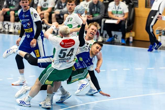 Sport Themen der Woche KW18 Sport Bilder des Tages 02.05.2025, GER, Handball, Maenner, Saison 24 25, 1.Daikin Handball Bundesliga, 28.Spieltag, ThSV Eisenach - TSV Hannover-Burgdorf Justus Fischer (TSV Hannover-Burgdorf) Filip Vistorop (ThSV Eisenach,4) Marian Michalczik (TSV Hannover-Burgdorf) 99817 Eisenach Werner-Assmann-Halle Am Sportp Thueringen Deutschland *** 02 05 2025, GER, Handball, Men, Season 24 25, 1 Daikin Handball Bundesliga, 28 Matchday, ThSV Eisenach TSV Hannover Burgdorf Justus Fischer TSV Hannover Burgdorf Filip Vistorop ThSV Eisenach,4 Marian Michalczik TSV Hannover Burgdorf 99817 Eisenach Werner Assmann Halle Am Sportp Thueringen Germany
