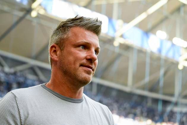 Trainer Lukas Kwasniok (SC Paderborn 07) schaut waehrend des Spiels der 2. Bundesliga zwischen FC Schalke 04 und SC Paderborn 07, Veltins Arena am 02. May 2025 in Gelsenkirchen, Deutschland. (Foto von Max Maiwald DeFodi Images) +++ Trainer Lukas Kwasniok (SC Paderborn 07) looks on during the Second Bundesliga match between FC Schalke 04 and SC Paderborn 07 at Veltins Arena on May 2, 2025 in Gelsenkirchen Germany. (Photo by Max Maiwald DeFodi Images) DFL regulations prohibit any use of photographs as image sequences and or quasi-video. (Photo by Max Maiwald DeFodi Images) *** Trainer Lukas Kwasniok SC Paderborn 07 looks on during the Second Bundesliga match between FC Schalke 04 and SC Paderborn 07, Veltins Arena on May 02, 2025 in Gelsenkirchen, Germany Photo by Max Maiwald DeFodi Images Trainer Lukas Kwasniok SC Paderborn 07 looks on during the Second Bundesliga match between FC Schalke 04 and SC Paderborn 07 at Veltins Arena on May 2, 2025 in Gelsenkirchen Germany Photo by Max Maiwald DeFodi Images DFL regulations prohibit any use of photographs as image sequences and or quasi video Photo by Max Maiwald DeFodi Images